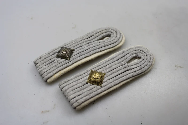 Paar Schulterstücke eines Leutnants der Infanterie des Heeres aus dem Zweiten Weltkrieg