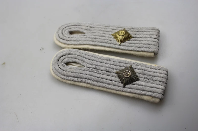 Paar Schulterstücke eines Leutnants der Infanterie des Heeres aus dem Zweiten Weltkrieg
