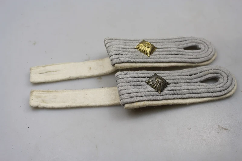 Paar Schulterstücke eines Leutnants der Infanterie des Heeres aus dem Zweiten Weltkrieg