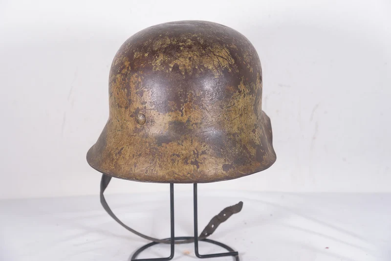 Helm M.42 in „Südfront“-Tarnung
