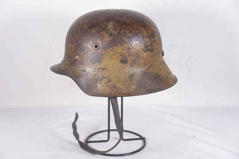 Helm M.42 in „Südfront“-Tarnung