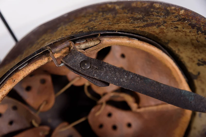 Helm M.42 in „Südfront“-Tarnung