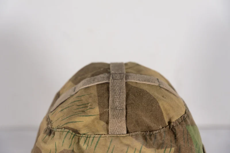 Reproduktion einer Tarnabdeckung für einen M.38-Fallschirmjägerhelm aus dem 2. Weltkrieg