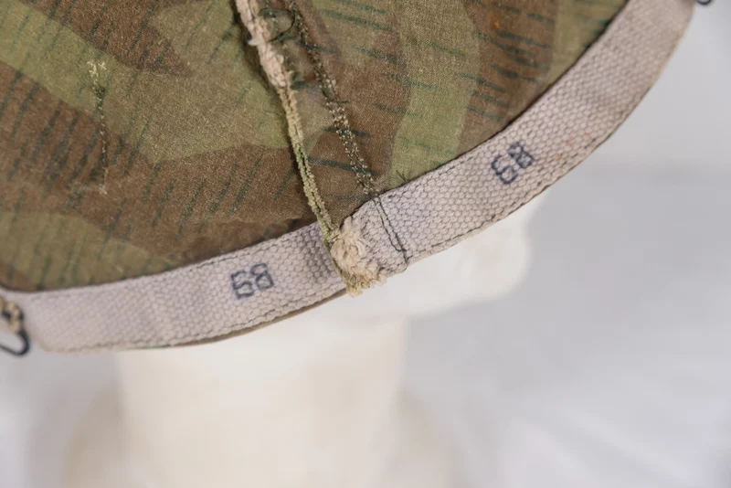 Reproduktion einer Tarnabdeckung für einen M.38-Fallschirmjägerhelm aus dem 2. Weltkrieg