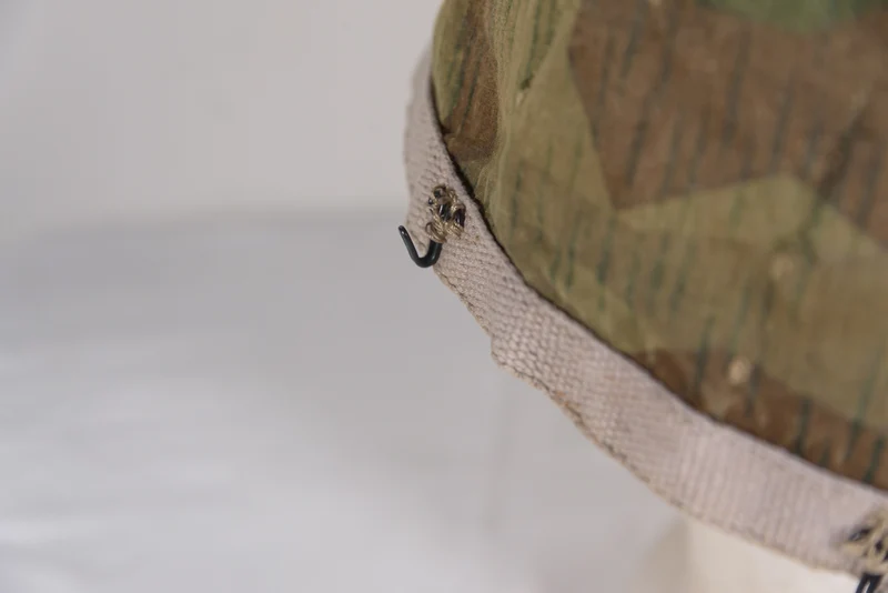 Reproduktion einer Tarnabdeckung für einen M.38-Fallschirmjägerhelm aus dem 2. Weltkrieg