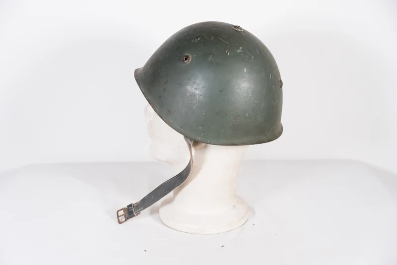 Helm M.33 4 Löcher "Kuppel"