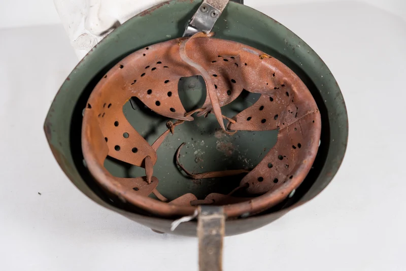 Helm M.33 4 Löcher "Kuppel"