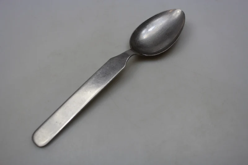 Ineinander greifender Löffel aus dem 2. Weltkrieg