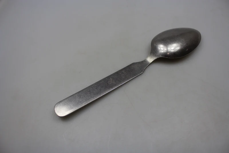Ineinander greifender Löffel aus dem 2. Weltkrieg