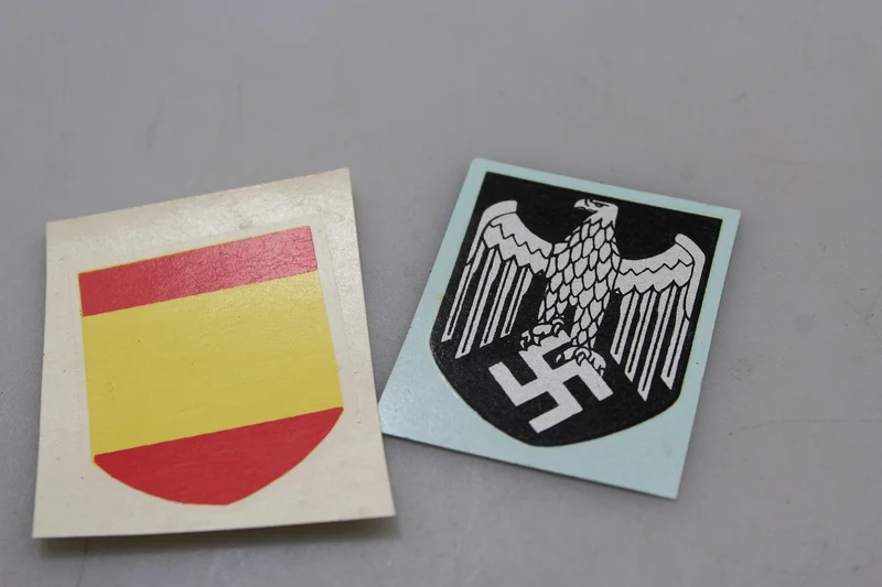 Reproduktion eines Paars Helmaufkleber der spanischen Freiwilligen.