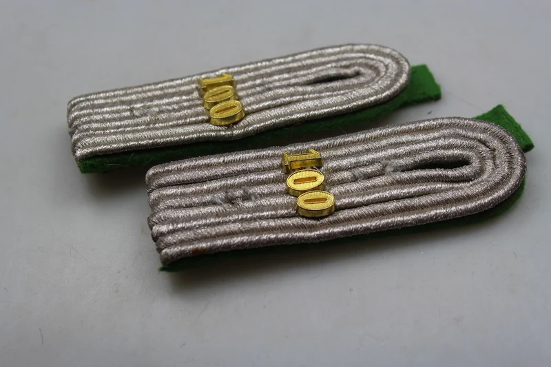 Repro-Schulterpolster eines Offiziers des WH GJ 100. Rgt.