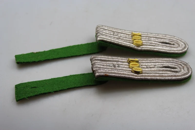 Repro-Schulterpolster eines Offiziers des WH GJ 100. Rgt.