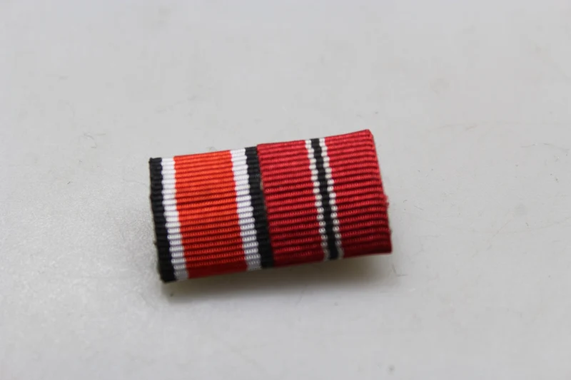 Repro-Brustnadel mit 2 Bändern