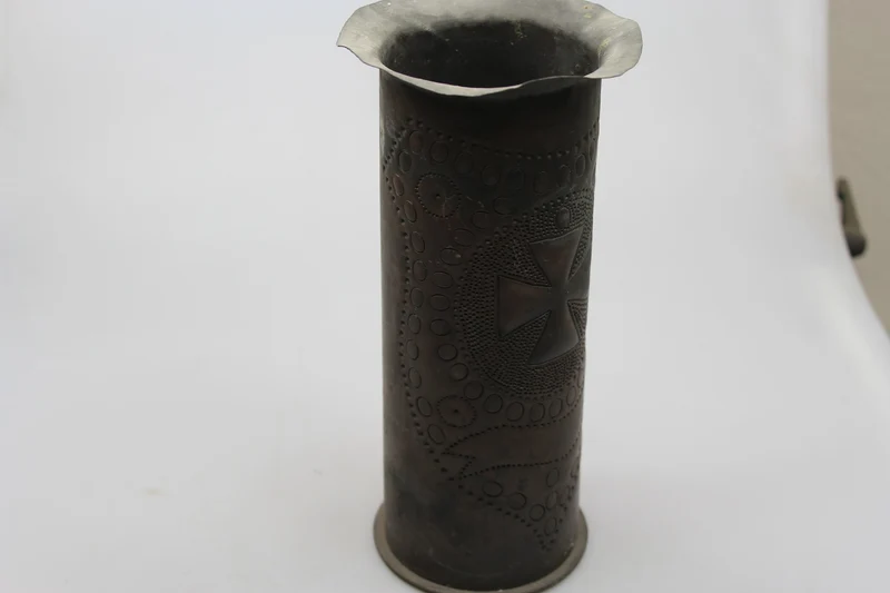 Verzierte Blumenvase aus deutscher Patronenhülse aus dem 1. Weltkrieg