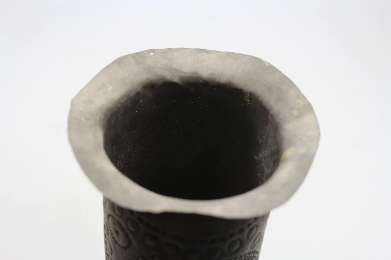 Verzierte Blumenvase aus deutscher Patronenhülse aus dem 1. Weltkrieg