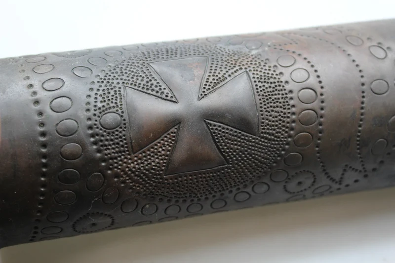 Verzierte Blumenvase aus deutscher Patronenhülse aus dem 1. Weltkrieg