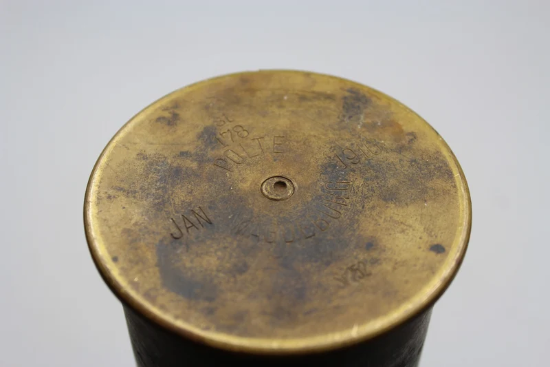 Verzierte Blumenvase aus deutscher Patronenhülse aus dem 1. Weltkrieg