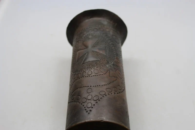 Verzierte Blumenvase aus deutscher Patronenhülse aus dem 1. Weltkrieg