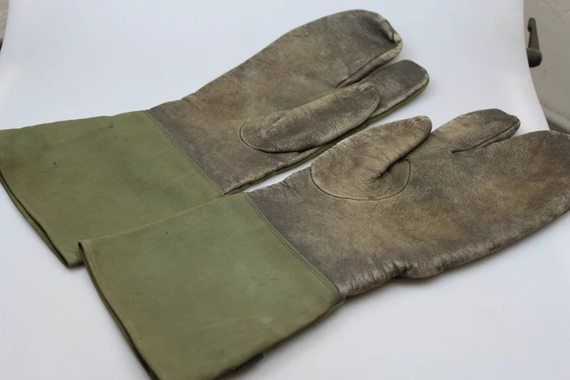 WH WW 2 „Drei-Finger“-Handschuhe aus Segeltuch und Leder