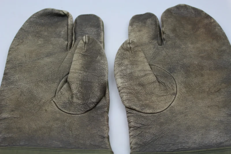 WH WW 2 „Drei-Finger“-Handschuhe aus Segeltuch und Leder