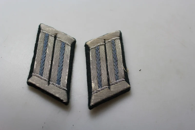 Paar offizielle Heer-Insignien aus dem 2. Weltkrieg