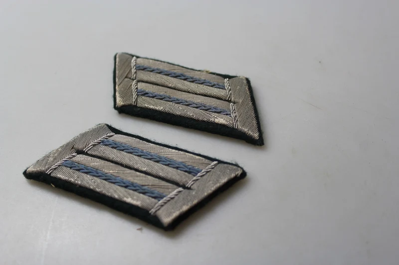 Paar offizielle Heer-Insignien aus dem 2. Weltkrieg
