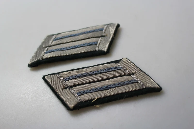 Paar offizielle Heer-Insignien aus dem 2. Weltkrieg