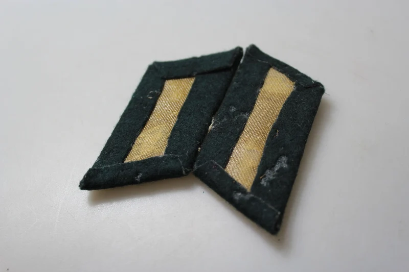Paar offizielle Heer-Insignien aus dem 2. Weltkrieg