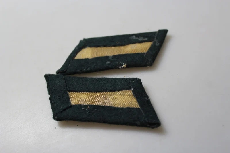 Paar offizielle Heer-Insignien aus dem 2. Weltkrieg
