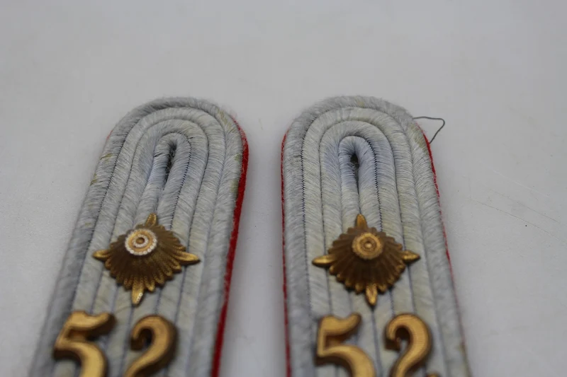 Paar Schulterpolster für Heer-Artillerieoffiziere aus dem 2. Weltkrieg