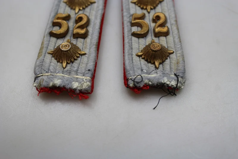 Paar Schulterpolster für Heer-Artillerieoffiziere aus dem 2. Weltkrieg