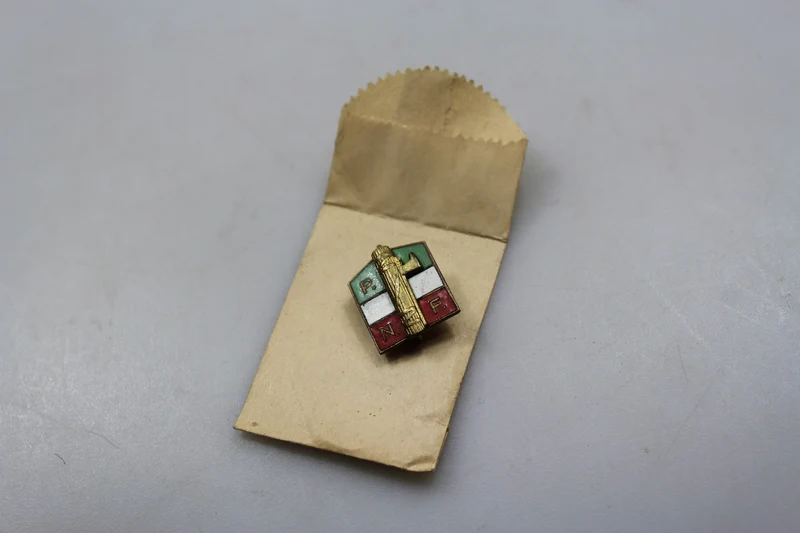 Emaillierter Pin eines PNF-Mitglieds