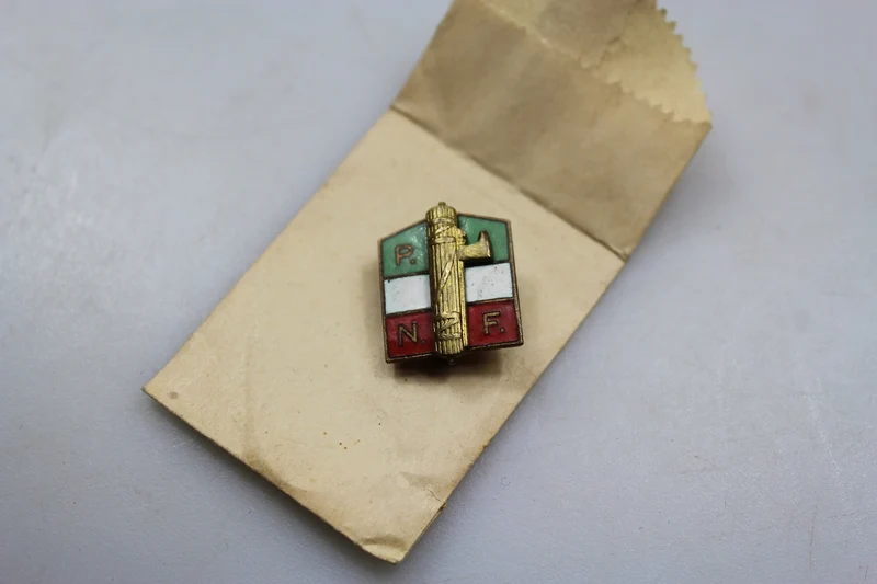 Emaillierter Pin eines PNF-Mitglieds