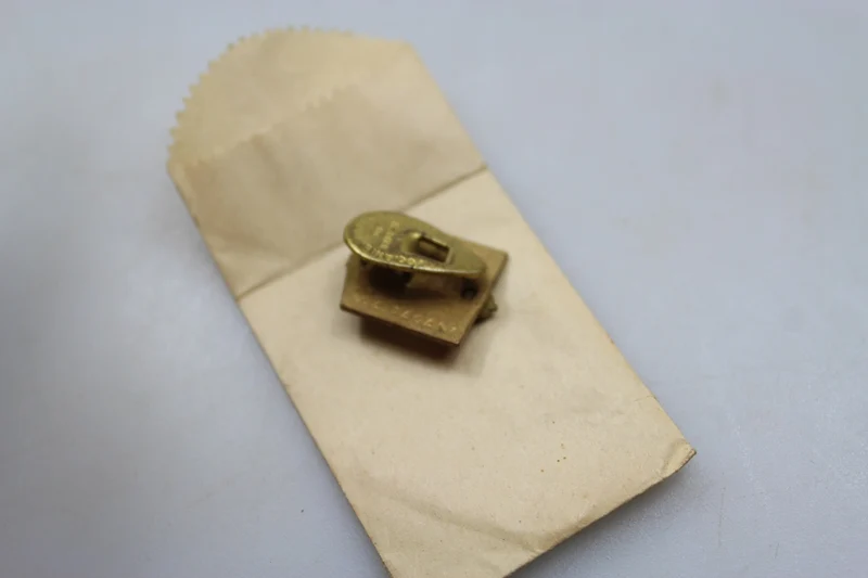 Emaillierter Pin eines PNF-Mitglieds