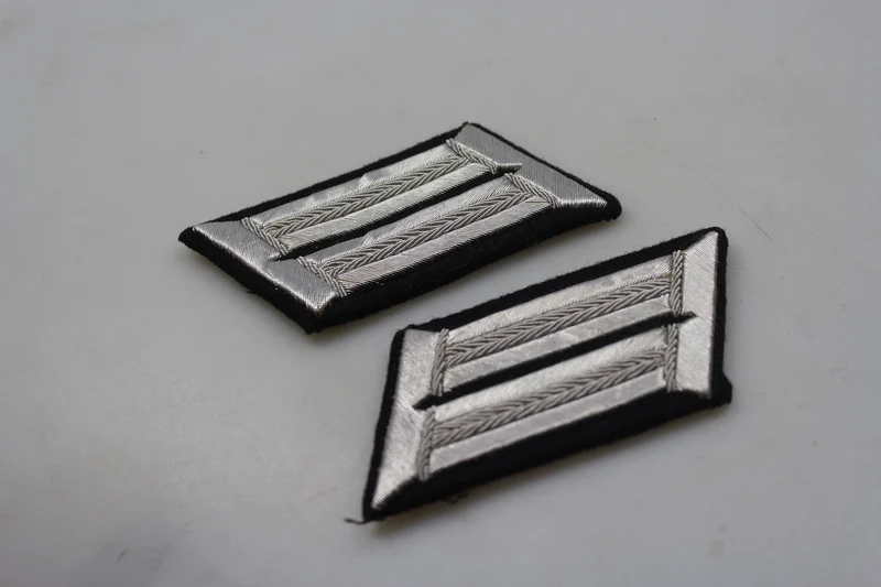 Repro-Paar offizieller WH-Insignien aus dem 2. Weltkrieg
