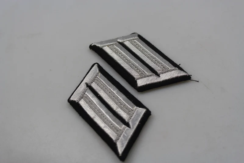 Repro-Paar offizieller WH-Insignien aus dem 2. Weltkrieg