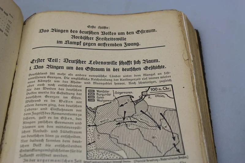 „Volk und Führer“ – Schulbuch von 1941