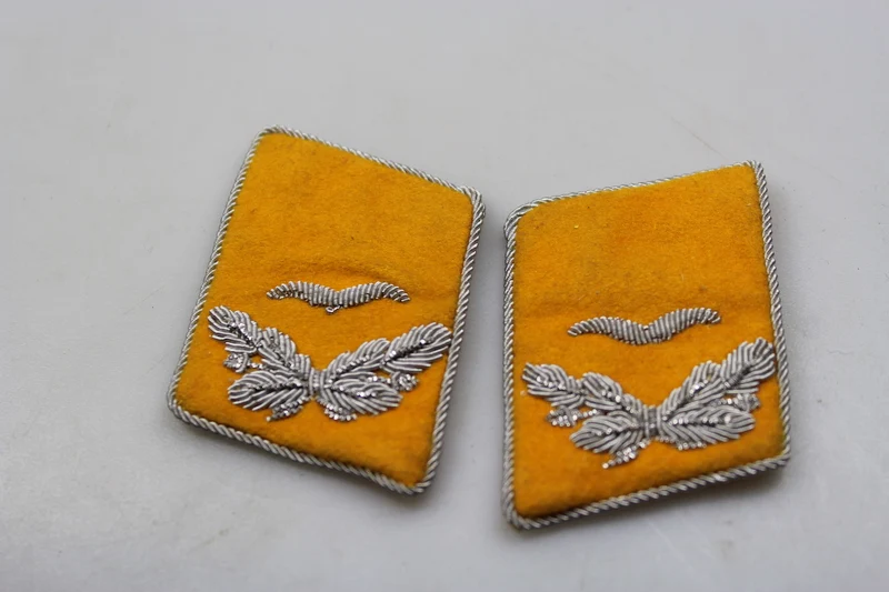 Paar offizielle Abzeichen der Luftwaffe aus dem 2. Weltkrieg