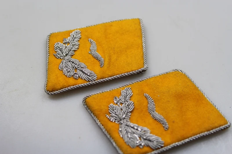 Paar offizielle Abzeichen der Luftwaffe aus dem 2. Weltkrieg