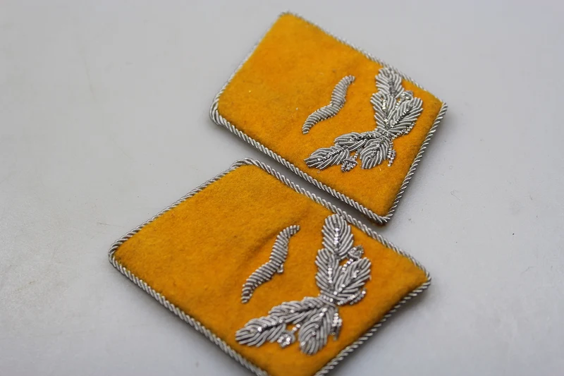 Paar offizielle Abzeichen der Luftwaffe aus dem 2. Weltkrieg