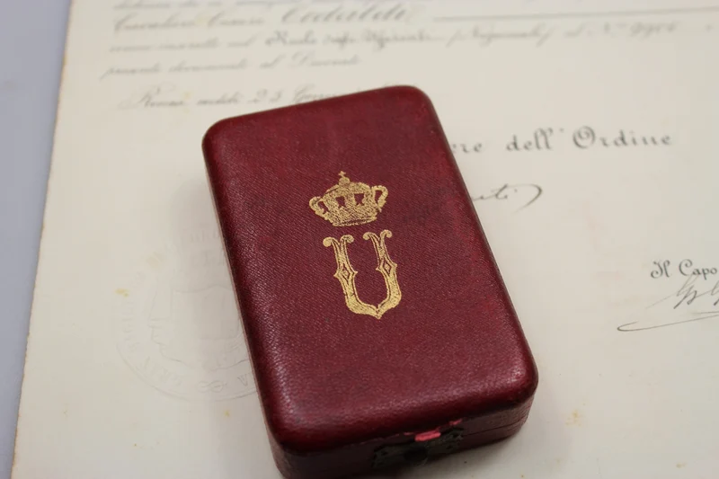 Ritterkreuz der Krone Italiens Umberto I.° mit Schachtel und Urkunde