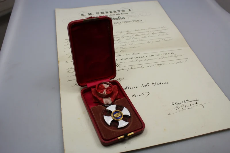 Ritterkreuz der Krone Italiens Umberto I.° mit Schachtel und Urkunde