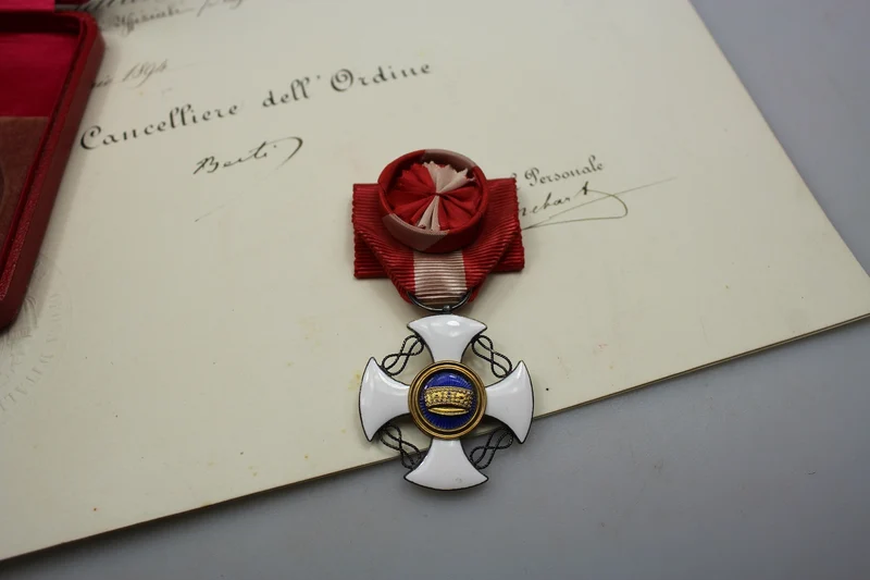 Ritterkreuz der Krone Italiens Umberto I.° mit Schachtel und Urkunde