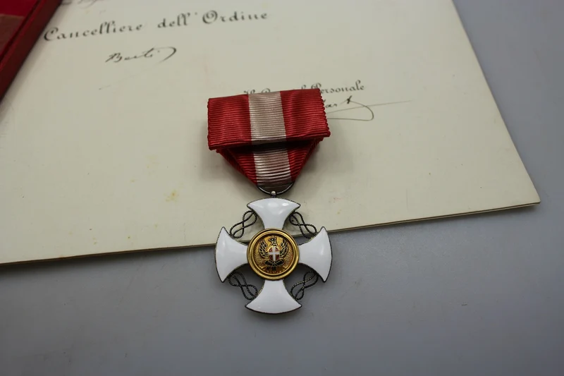 Ritterkreuz der Krone Italiens Umberto I.° mit Schachtel und Urkunde