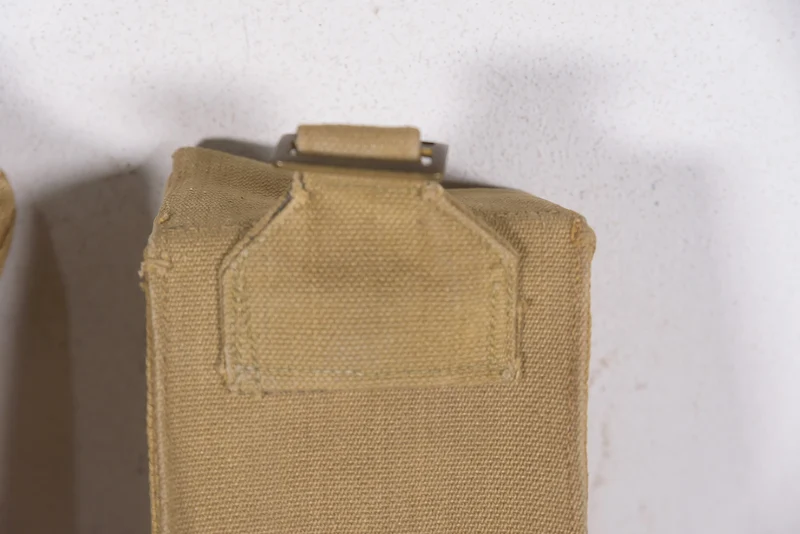 Ein Paar britische Magazintaschen aus dem Zweiten Weltkrieg