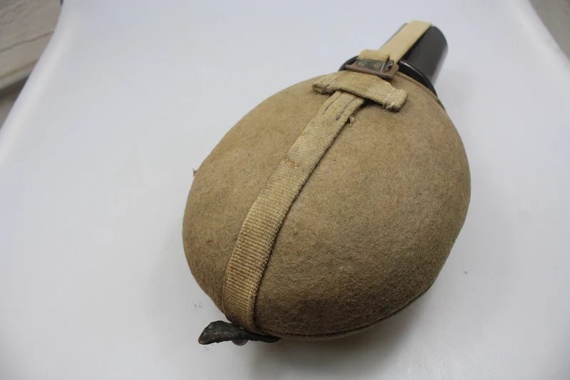 Tropenfeldflasche aus dem Zweiten Weltkrieg, hergestellt aus Wolle mit Hanfriemen