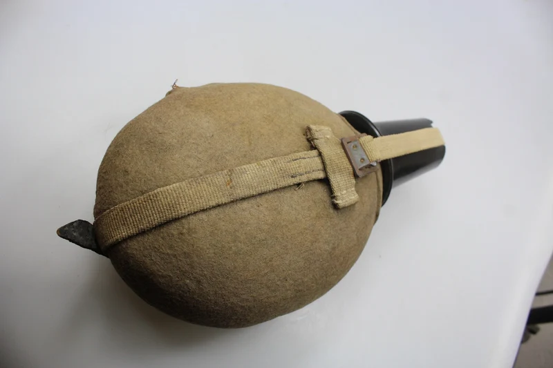 Tropenfeldflasche aus dem Zweiten Weltkrieg, hergestellt aus Wolle mit Hanfriemen