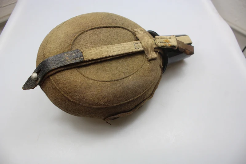 Tropenfeldflasche aus dem Zweiten Weltkrieg, hergestellt aus Wolle mit Hanfriemen