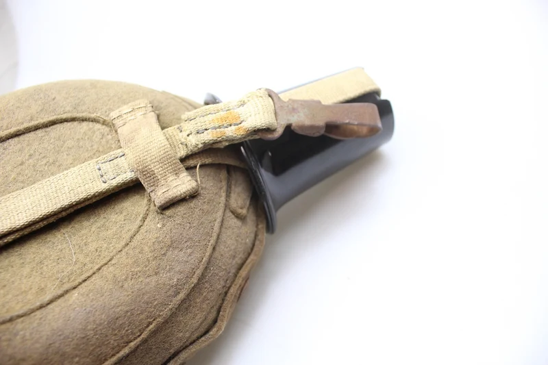 Tropenfeldflasche aus dem Zweiten Weltkrieg, hergestellt aus Wolle mit Hanfriemen