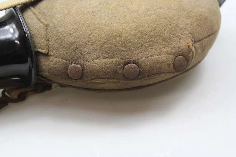 Tropenfeldflasche aus dem Zweiten Weltkrieg, hergestellt aus Wolle mit Hanfriemen